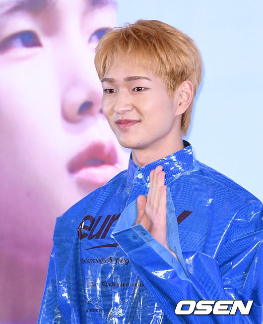 그룹 샤이니 온유가 포토타임을 갖고 있다./sunday@osen.co.kr