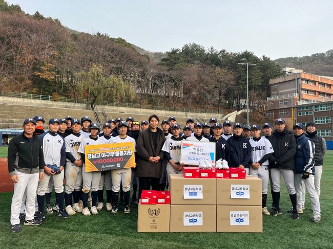 한유섬이 모교 경남고를 찾았다. / 브리온컴퍼니 제공