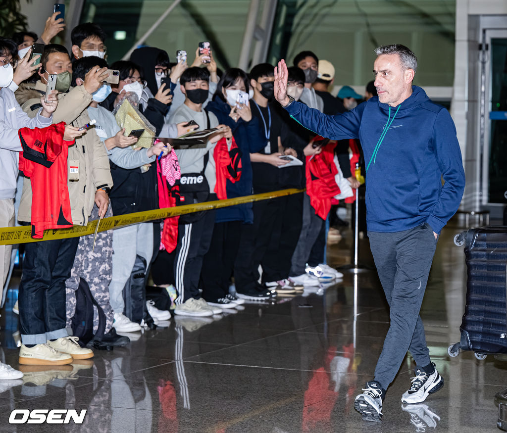 카타르 월드컵에서 한국 축구를 12년 만이자 방문 대회 사상 두 번째 16강으로 이끈 파울루 벤투 감독(53)이 13일 오후 인천국제공항을 통해 포르투갈로 출국했다. 파울루 벤투 감독이 출국장으로 향하며 팬들에게 인사를 하고 있다. 2022.12.13 /rumi@osen.co.kr