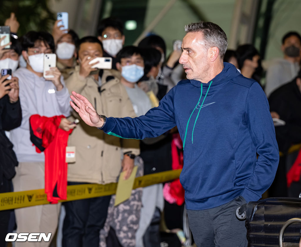 카타르 월드컵에서 한국 축구를 12년 만이자 방문 대회 사상 두 번째 16강으로 이끈 파울루 벤투 감독(53)이 13일 오후 인천국제공항을 통해 포르투갈로 출국했다. 파울루 벤투 감독이 출국장으로 향하며 팬들에게 인사를 하고 있다. 2022.12.13 /rumi@osen.co.kr