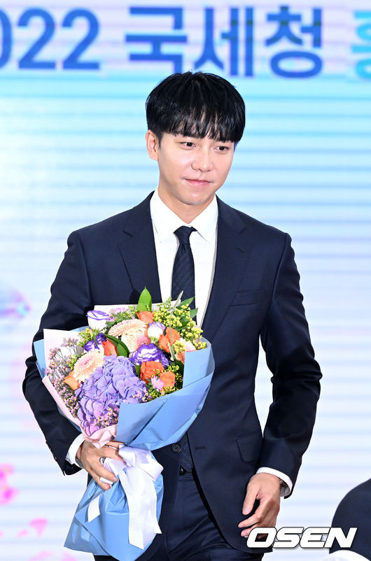홍보대사로 위촉된 배우 이승기가 꽃다발을 전달 받은 뒤 이동하고 있다. 2022.05.04 / dreamer@osen.co.kr
