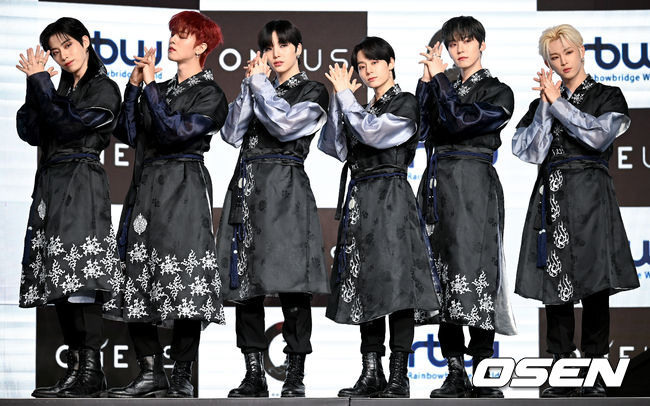 9일 오후 서울 중구 을지로 동대문 롯데피트인에서 그룹 원어스(ONEUS)의 6번째 미니앨범 ‘BLOOD MOON’의 발매기념 쇼케이스가 열렸다. 그룹 원어스(ONEUS)가 취재진을 향해 포즈를 취하고 있다. 2021.11.09 /ksl0919@osen.co.kr
