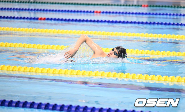 14일 오후 충청북도 진천군 진천국가대표선수촌에서 '수영 국가대표팀' 미디어데이 및 공개훈련이 진행됐다.수영 대표팀 황선우가 훈련을 하고 있다. 2022.06.14 /ksl0919@osen.co.kr