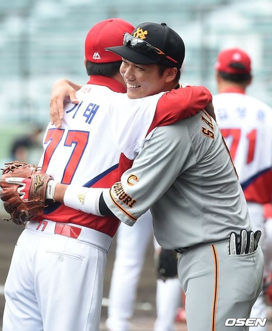 2019년 오키나와에서 벌어진 KIA 타이거즈와 요미우리 자이언츠의 연습경기, KIA 김기태 감독과 요미우리 사카모토 하야토가 포옹을 하고 있다./rumi@osen.co.kr