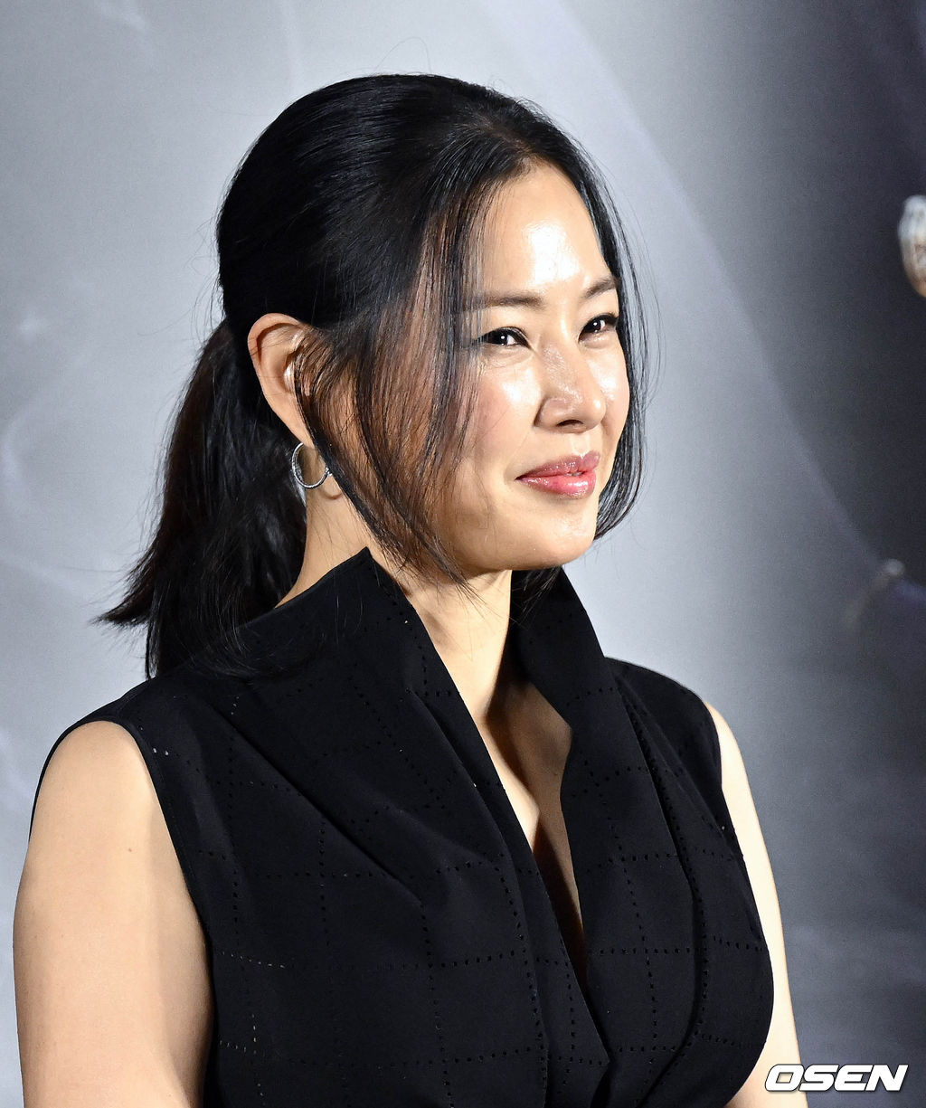 19일 서울 용산구 CGV용산아이파크몰에서 영화 ‘유령(감독 이해영)’ 제작보고회가 열렸다.  '유령'은 1933년 경성을 배경으로, 항일 조직이 조선총독부에 심어놓은 스파이 유령으로 의심받아 외딴 호텔에 갇힌 용의자들이 그곳을 탈출하기 위한 시도를 하면서 벌어지는 이야기를 그린 스릴러물이다. '독전'(2018) 이해영 감독이 연출을 맡았다. 이번 작품엔 설경구·박소담·박해수와 함께 이하늬·서현우 등이 출연한다.  배우 이하늬가 질의응답을 하고 있다. /cej@osen.co.kr