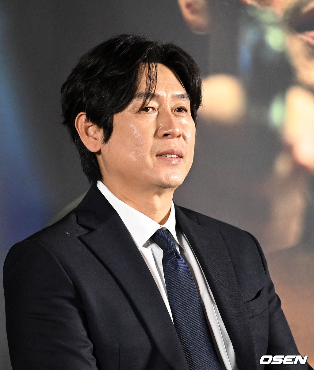 19일 서울 용산구 CGV용산아이파크몰에서 영화 ‘유령(감독 이해영)’ 제작보고회가 열렸다. '유령'은 1933년 경성을 배경으로, 항일 조직이 조선총독부에 심어놓은 스파이 유령으로 의심받아 외딴 호텔에 갇힌 용의자들이 그곳을 탈출하기 위한 시도를 하면서 벌어지는 이야기를 그린 스릴러물이다. '독전'(2018) 이해영 감독이 연출을 맡았다. 이번 작품엔 설경구·박소담·박해수와 함께 이하늬·서현우 등이 출연한다. 배우 설경구가 질의응답을 하고 있다. /cej@osen.co.kr