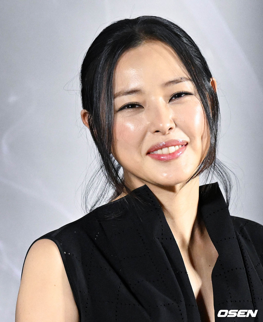 19일 서울 용산구 CGV용산아이파크몰에서 영화 ‘유령(감독 이해영)’ 제작보고회가 열렸다. '유령'은 1933년 경성을 배경으로, 항일 조직이 조선총독부에 심어놓은 스파이 유령으로 의심받아 외딴 호텔에 갇힌 용의자들이 그곳을 탈출하기 위한 시도를 하면서 벌어지는 이야기를 그린 스릴러물이다. '독전'(2018) 이해영 감독이 연출을 맡았다. 이번 작품엔 설경구·박소담·박해수와 함께 이하늬·서현우 등이 출연한다. 배우 이하늬가 질의응답을 하고 있다. 2022.12.19 /cej@osen.co.kr