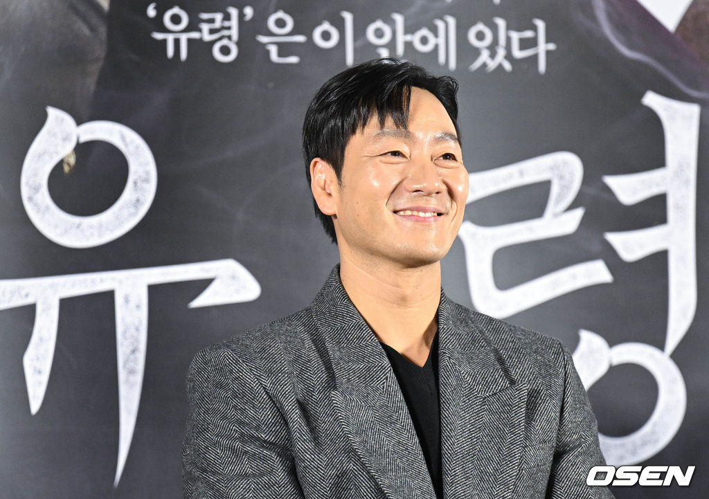 19일 서울 용산구 CGV용산아이파크몰에서 영화 ‘유령(감독 이해영)’ 제작보고회가 열렸다. '유령'은 1933년 경성을 배경으로, 항일 조직이 조선총독부에 심어놓은 스파이 유령으로 의심받아 외딴 호텔에 갇힌 용의자들이 그곳을 탈출하기 위한 시도를 하면서 벌어지는 이야기를 그린 스릴러물이다. '독전'(2018) 이해영 감독이 연출을 맡았다. 이번 작품엔 설경구·박소담·박해수와 함께 이하늬·서현우 등이 출연한다. 배우 박해수가 질의응답을 하고 있다. /cej@osen.co.kr