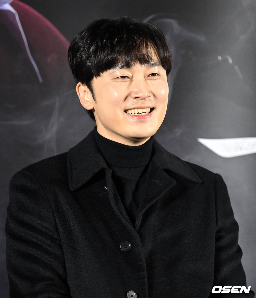 19일 서울 용산구 CGV용산아이파크몰에서 영화 ‘유령(감독 이해영)’ 제작보고회가 열렸다. '유령'은 1933년 경성을 배경으로, 항일 조직이 조선총독부에 심어놓은 스파이 유령으로 의심받아 외딴 호텔에 갇힌 용의자들이 그곳을 탈출하기 위한 시도를 하면서 벌어지는 이야기를 그린 스릴러물이다. '독전'(2018) 이해영 감독이 연출을 맡았다. 이번 작품엔 설경구·박소담·박해수와 함께 이하늬·서현우 등이 출연한다. 배우 서현우가 질의응답을 하고 있다. /cej@osen.co.kr