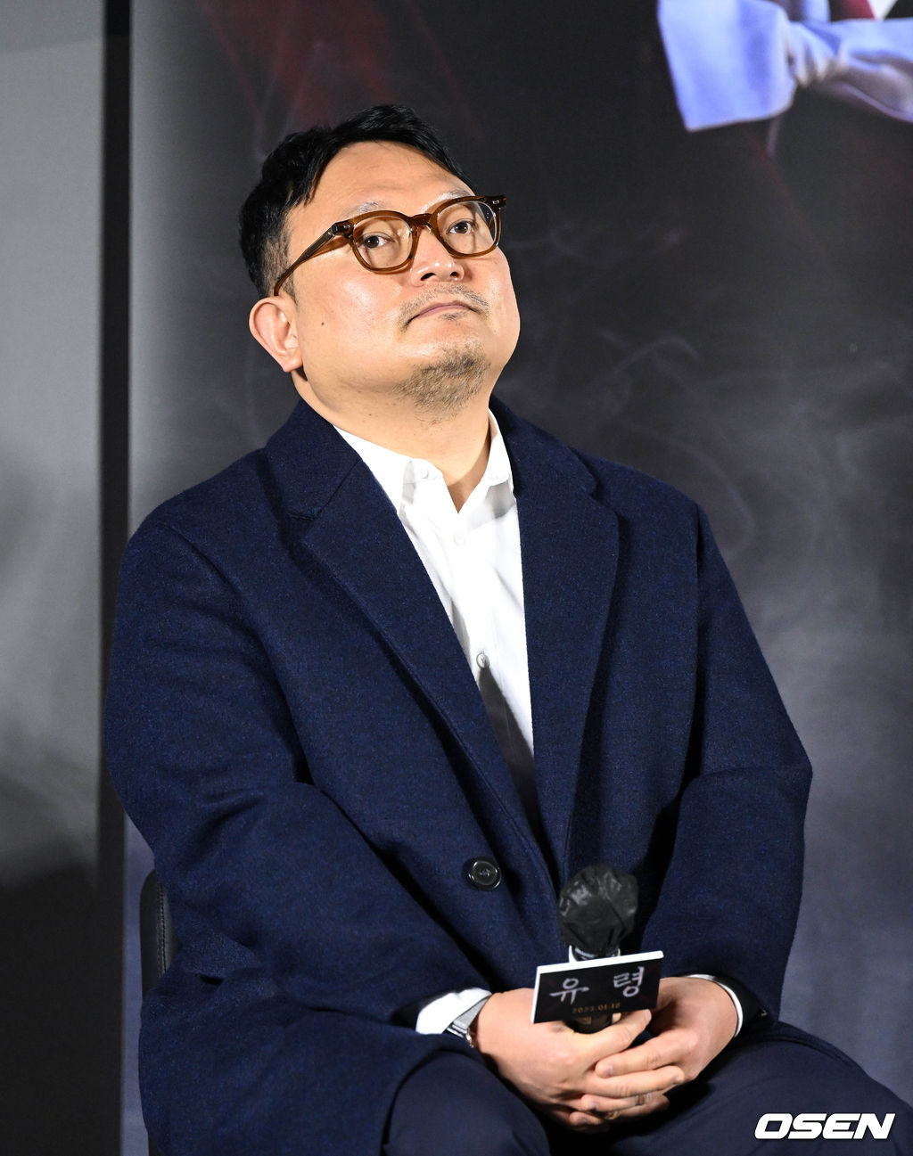 19일 서울 용산구 CGV용산아이파크몰에서 영화 ‘유령(감독 이해영)’ 제작보고회가 열렸다. '유령'은 1933년 경성을 배경으로, 항일 조직이 조선총독부에 심어놓은 스파이 유령으로 의심받아 외딴 호텔에 갇힌 용의자들이 그곳을 탈출하기 위한 시도를 하면서 벌어지는 이야기를 그린 스릴러물이다. '독전'(2018) 이해영 감독이 연출을 맡았다. 이번 작품엔 설경구·박소담·박해수와 함께 이하늬·서현우 등이 출연한다. 감독 이해영이 질의응답 시간을 갖고 있다. 2022.12.19 /cej@osen.co.kr