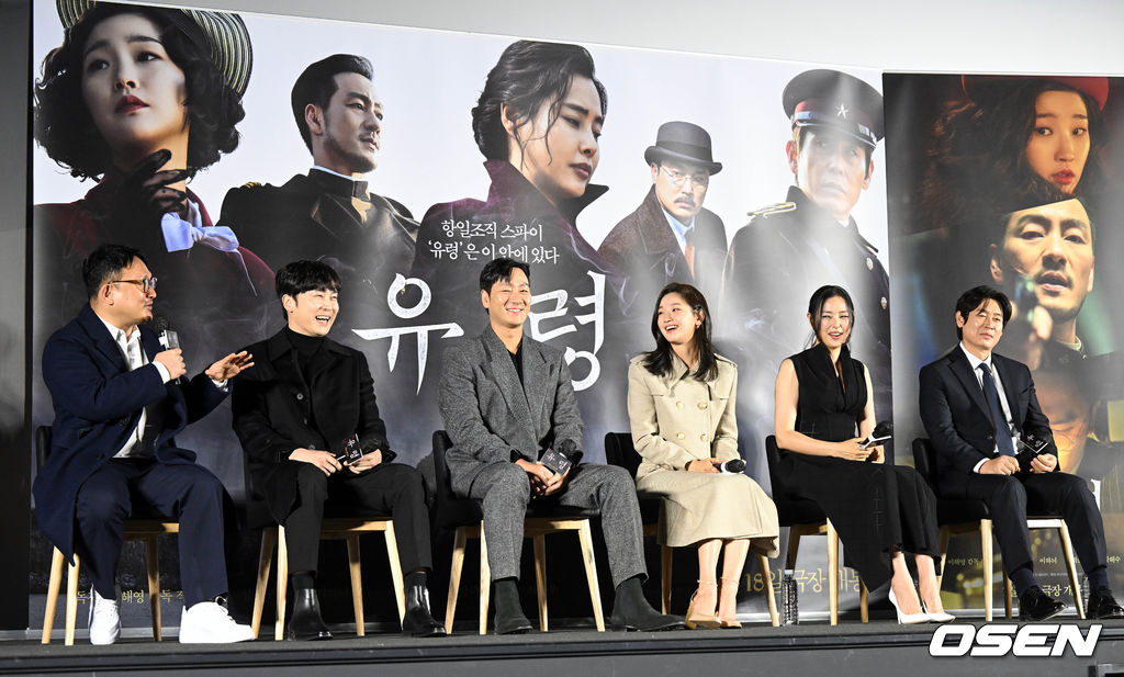 19일 서울 용산구 CGV용산아이파크몰에서 영화 ‘유령(감독 이해영)’ 제작보고회가 열렸다.  '유령'은 1933년 경성을 배경으로, 항일 조직이 조선총독부에 심어놓은 스파이 유령으로 의심받아 외딴 호텔에 갇힌 용의자들이 그곳을 탈출하기 위한 시도를 하면서 벌어지는 이야기를 그린 스릴러물이다. '독전'(2018) 이해영 감독이 연출을 맡았다. 이번 작품엔 설경구·박소담·박해수와 함께 이하늬·서현우 등이 출연한다.  이해영 감독, 배우 서현우, 박해수, 박소담, 이하늬, 설경구가 질의응답을 하고 있다. 2022.12.19 /cej@osen.co.kr