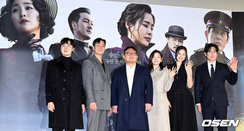 19일 서울 용산구 CGV용산아이파크몰에서 영화 ‘유령(감독 이해영)’ 제작보고회가 열렸다.  '유령'은 1933년 경성을 배경으로, 항일 조직이 조선총독부에 심어놓은 스파이 유령으로 의심받아 외딴 호텔에 갇힌 용의자들이 그곳을 탈출하기 위한 시도를 하면서 벌어지는 이야기를 그린 스릴러물이다. '독전'(2018) 이해영 감독이 연출을 맡았다. 이번 작품엔 설경구·박소담·박해수와 함께 이하늬·서현우 등이 출연한다.  배우 서현우, 박해수, 감독 이해영, 박소담, 이하늬, 설경구가 포즈를 취하고 있다. 2022.12.19 /cej@osen.co.kr