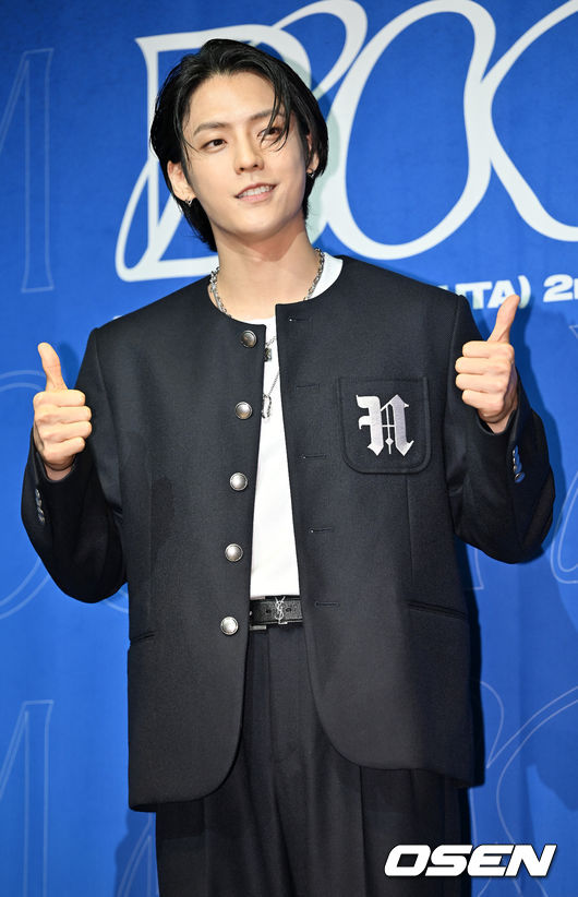 가수 이민혁이 무대 위에서 포토타임을 갖고 있다. 2022.06.27 /rumi@osen.co.kr