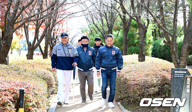 두산 이승엽 감독(맨 왼쪽), 김태룡 단장(가운데), 전풍 사장이 오전 훈련을 마치고 이동하며 대화를 나누고 있다. 2022.10.24 / dreamer@osen.co.kr