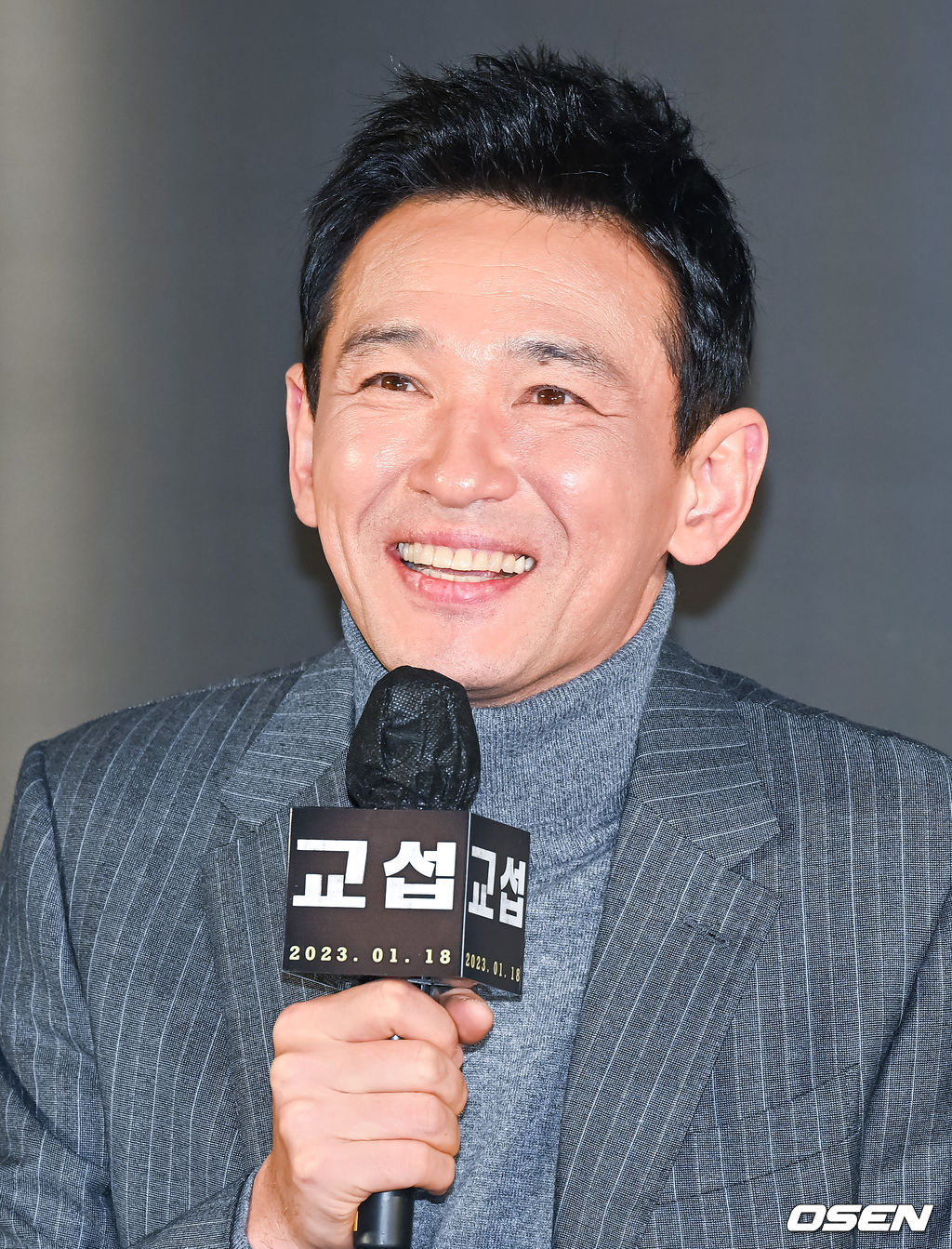 20일 오후 서울 왕십리 메가박스 성수점에서 영화 ‘교섭’(감독 임순례) 제작보고회가 진행됐다.  영화 ‘교섭’은 최악의 피랍사건으로 탈레반의 인질이 된 한국인들을 구하기 위해 아프가니스탄으로 향한 외교관과 현지 국정원 요원의 교섭 작전을 그린 영화로 배우 현빈과 황정민, 강기영 등이 출연한다.   배우 황정민이 미소 지으며 인사말을 하고 있다.. 2022.12.20 / soul1014@osen.co.kr