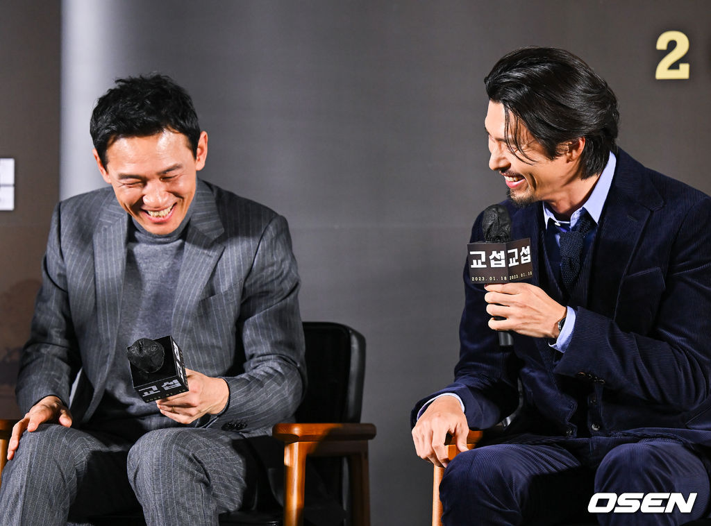 20일 오후 서울 왕십리 메가박스 성수점에서 영화 ‘교섭’(감독 임순례) 제작보고회가 진행됐다.영화 ‘교섭’은 최악의 피랍사건으로 탈레반의 인질이 된 한국인들을 구하기 위해 아프가니스탄으로 향한 외교관과 현지 국정원 요원의 교섭 작전을 그린 영화로 배우 현빈과 황정민, 강기영 등이 출연한다. 배우 황정민과 현빈이 미소 짓고 있다 2022.12.20 / soul1014@osen.co.kr