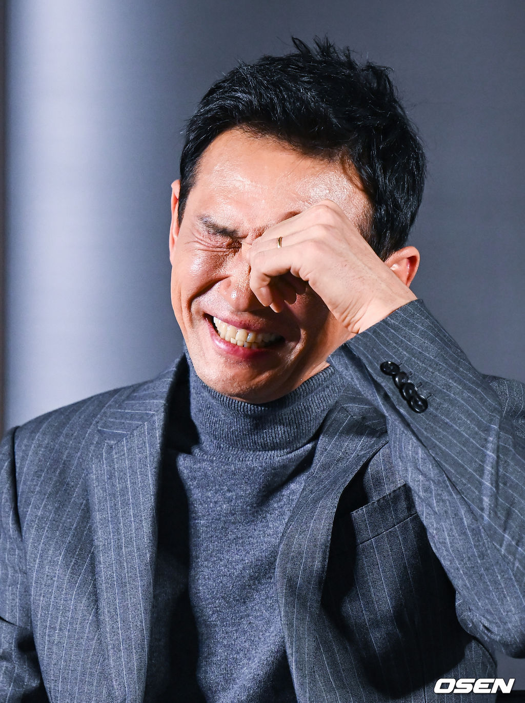 20일 오후 서울 왕십리 메가박스 성수점에서 영화 ‘교섭’(감독 임순례) 제작보고회가 진행됐다.영화 ‘교섭’은 최악의 피랍사건으로 탈레반의 인질이 된 한국인들을 구하기 위해 아프가니스탄으로 향한 외교관과 현지 국정원 요원의 교섭 작전을 그린 영화로 배우 현빈과 황정민, 강기영 등이 출연한다. 배우 황정민이 박경림의 집요한 질문에 미소 짓고 있다. 2022.12.20 / soul1014@osen.co.kr