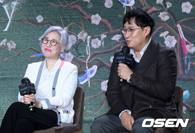 20일 오후 서울 JW 메리어트 동대문 스퀘어에서 넷플릭스 시리즈 '더 글로리' 제작발표회가 열렸다. 왼쪽부터 김은숙 작가, 안길호 감독