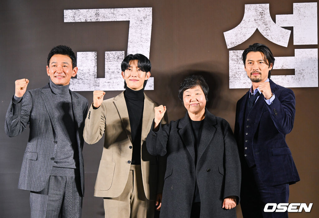    20일 오후 서울 왕십리 메가박스 성수점에서 영화 ‘교섭’(감독 임순례) 제작보고회가 진행됐다.영화 ‘교섭’은 최악의 피랍사건으로 탈레반의 인질이 된 한국인들을 구하기 위해 아프가니스탄으로 향한 외교관과 현지 국정원 요원의 교섭 작전을 그린 영화로 배우 현빈과 황정민, 강기영 등이 출연한다. 출연배우들과 임순례 감독이 포즈를 취하고 있다.  2022.12.20 / soul1014@osen.co.kr