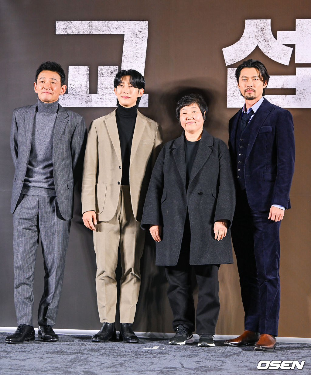 20일 오후 서울 왕십리 메가박스 성수점에서 영화 ‘교섭’(감독 임순례) 제작보고회가 진행됐다. 영화 ‘교섭’은 최악의 피랍사건으로 탈레반의 인질이 된 한국인들을 구하기 위해 아프가니스탄으로 향한 외교관과 현지 국정원 요원의 교섭 작전을 그린 영화로 배우 현빈과 황정민, 강기영 등이 출연한다. 출연배우들과 임순례 감독이 포즈를 취하고 있다. 2022.12.20 / soul1014@osen.co.kr