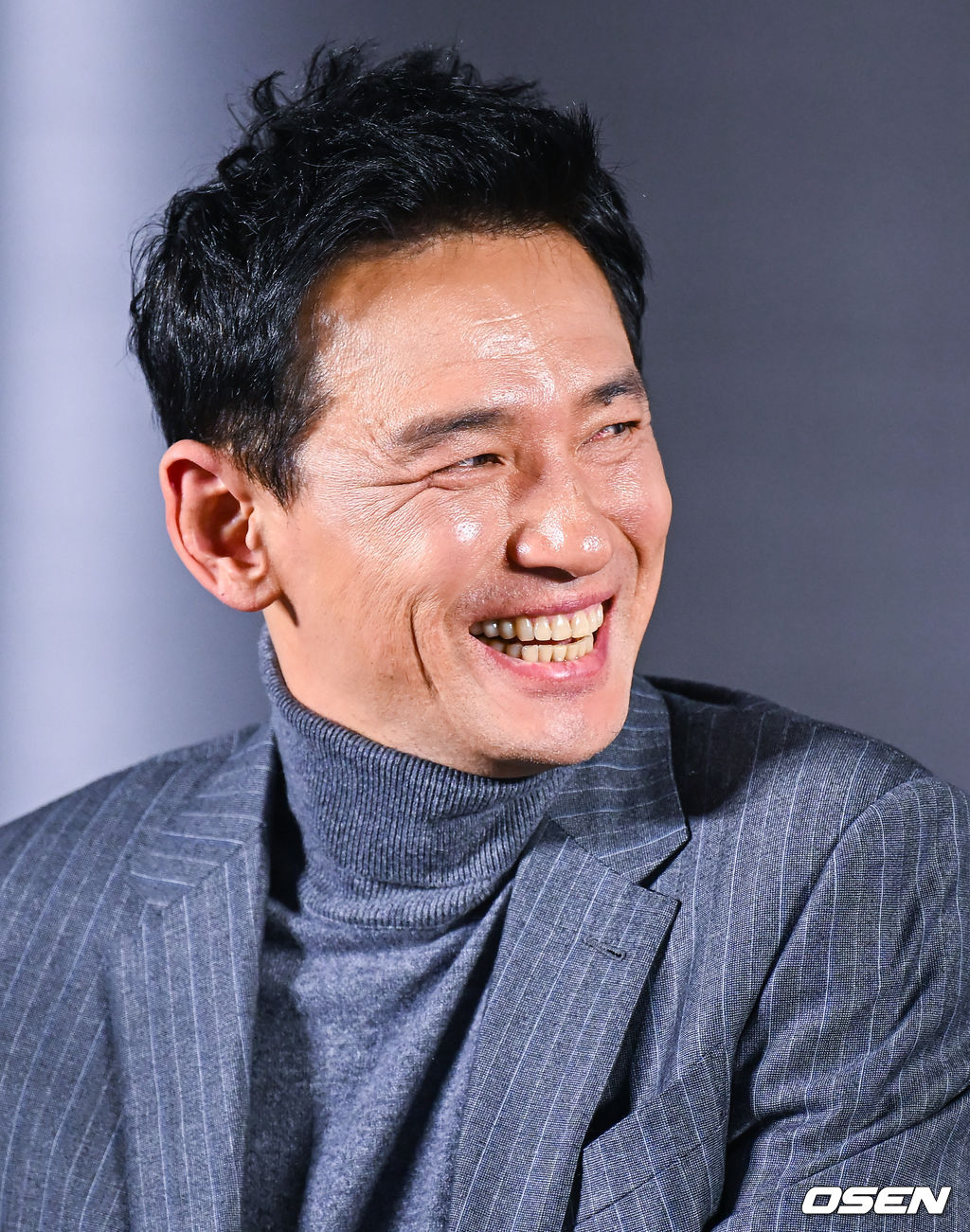 20일 오후 서울 왕십리 메가박스 성수점에서 영화 ‘교섭’(감독 임순례) 제작보고회가 진행됐다.영화 ‘교섭’은 최악의 피랍사건으로 탈레반의 인질이 된 한국인들을 구하기 위해 아프가니스탄으로 향한 외교관과 현지 국정원 요원의 교섭 작전을 그린 영화로 배우 현빈과 황정민, 강기영 등이 출연한다. 배우 황정민이 미소 짓고 있다. 2022.12.20 / soul1014@osen.co.kr