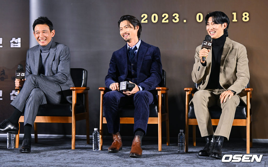 20일 오후 서울 왕십리 메가박스 성수점에서 영화 ‘교섭’(감독 임순례) 제작보고회가 진행됐다.영화 ‘교섭’은 최악의 피랍사건으로 탈레반의 인질이 된 한국인들을 구하기 위해 아프가니스탄으로 향한 외교관과 현지 국정원 요원의 교섭 작전을 그린 영화로 배우 현빈과 황정민, 강기영 등이 출연한다. 배우 강기영이 질문에 답하며 미소 짓고 있다. 2022.12.20 / soul1014@osen.co.kr