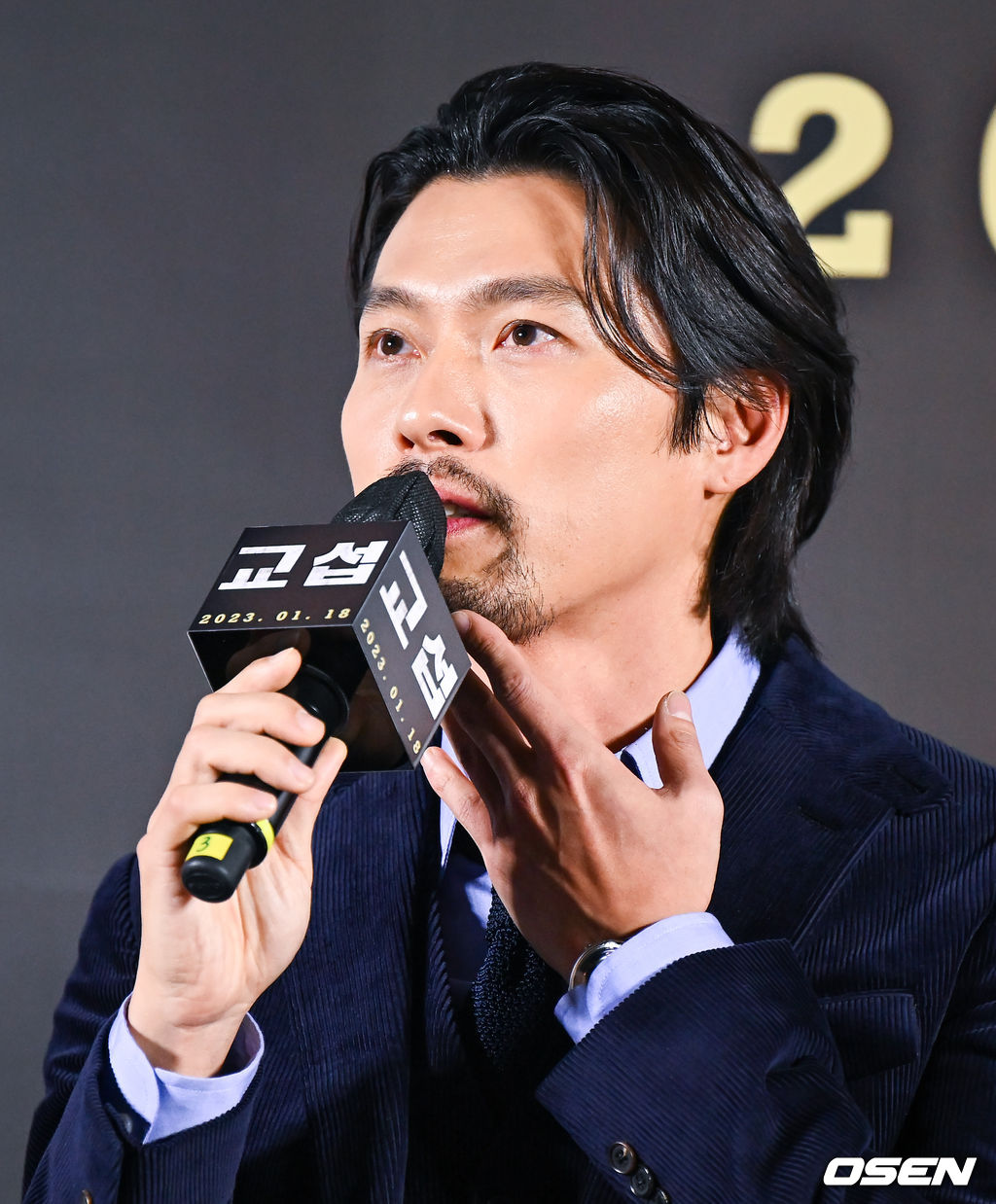 20일 오후 서울 왕십리 메가박스 성수점에서 영화 ‘교섭’(감독 임순례) 제작보고회가 진행됐다.영화 ‘교섭’은 최악의 피랍사건으로 탈레반의 인질이 된 한국인들을 구하기 위해 아프가니스탄으로 향한 외교관과 현지 국정원 요원의 교섭 작전을 그린 영화로 배우 현빈과 황정민, 강기영 등이 출연한다. 배우 현빈이 질문에 답하고 있다. 2022.12.20 / soul1014@osen.co.kr