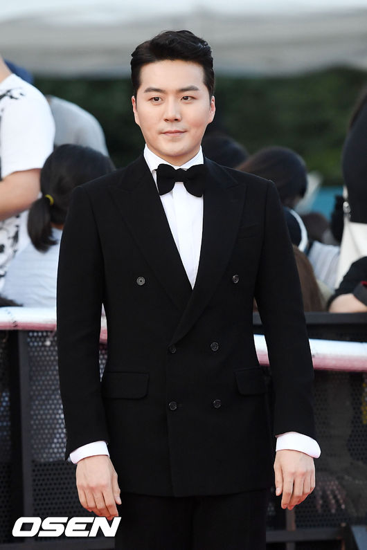 20일 오후 서울 송파구 잠실학생체육관에서 진행된 ‘제 1회 소리바다 베스트 케이뮤직 어워즈’ 레드카펫 행사서, 이루가 입장하고 있다. / rumi@osen.co.kr