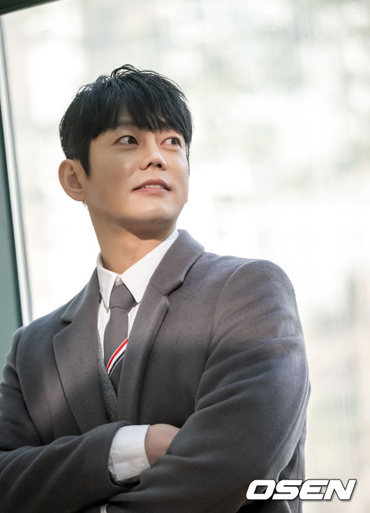 가수 테이가 지난 19일 오후 서울 예림당아트홀에서 열린 ‘테이의 브레이크타임’ 공개방송을 앞두고 OSEN과 인터뷰를 가졌다. 포즈를 취하고 있는 테이.<br /><br />지난 7월 첫 방송된 ‘테이의 브레이크타임’은 전국 외식업 자영업자들의 사연을 소개하고 함께 고민을 나누는 라디오 프로그램으로, 햄버거 가게를 운영하는 요식업 CEO이자 가수 테이가 DJ를 맡았다. 2022.12.21 / dreamer@osen.co.kr