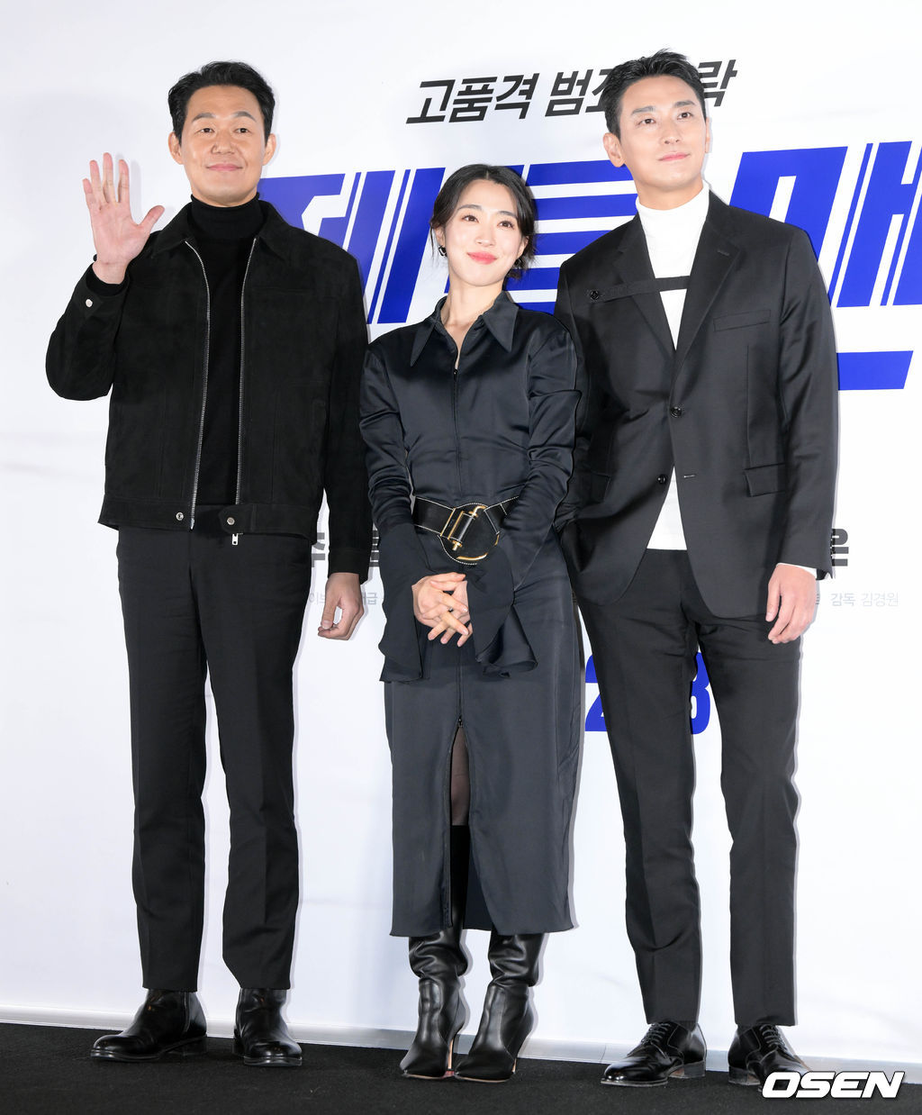 21일 오후 서울 강남구 메가박스 코엑스에서 영화 ‘젠틀맨(감독 김경원)’ 언론시사회가 열렸다.‘젠틀맨’은 성공률 100% 흥신소 사장 지현수(주지훈)가 실종된 의뢰인을 찾기 위해 검사 행세를 하며 불법, 합법 따지지 않고 나쁜 놈들을 쫓는 범죄 오락 영화. 오는 28일 극장 개봉 예정이다.배우 박성웅, 감독 감경원, 최성은, 주지훈이 포즈를 취하고 있다. 2022.12.21 /cej@osen.co.kr