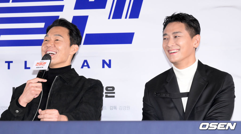 21일 오후 서울 강남구 메가박스 코엑스에서 영화 ‘젠틀맨(감독 김경원)’ 언론시사회가 열렸다.‘젠틀맨’은 성공률 100% 흥신소 사장 지현수(주지훈)가 실종된 의뢰인을 찾기 위해 검사 행세를 하며 불법, 합법 따지지 않고 나쁜 놈들을 쫓는 범죄 오락 영화. 오는 28일 극장 개봉 예정이다.배우 박성웅, 주지훈이 질의응답 시간을 갖고 있다. 2022.12.21 /cej@osen.co.kr