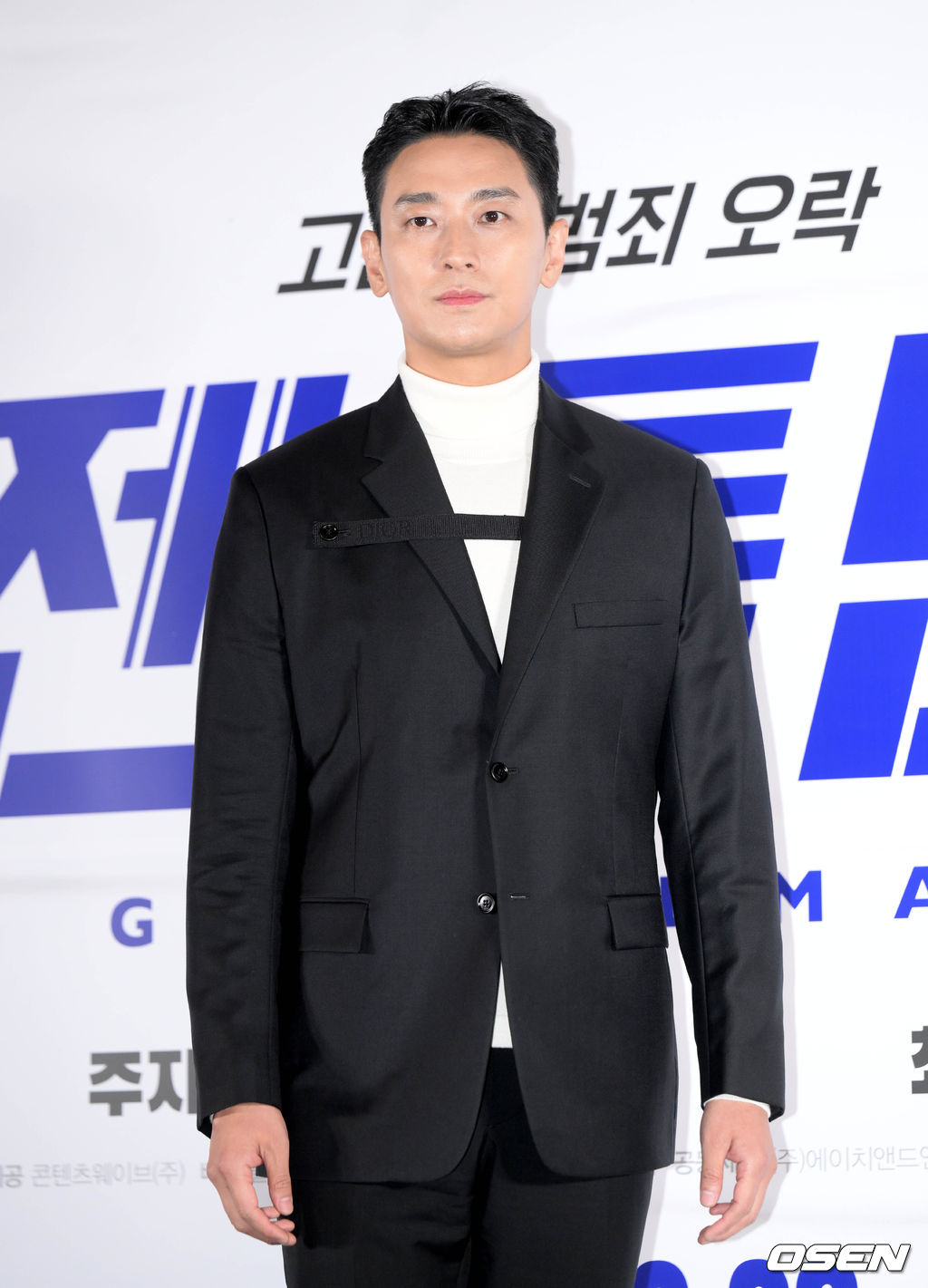 21일 오후 서울 강남구 메가박스 코엑스에서 영화 ‘젠틀맨(감독 김경원)’ 언론시사회가 열렸다. ‘젠틀맨’은 성공률 100% 흥신소 사장 지현수(주지훈)가 실종된 의뢰인을 찾기 위해 검사 행세를 하며 불법, 합법 따지지 않고 나쁜 놈들을 쫓는 범죄 오락 영화. 오는 28일 극장 개봉 예정이다. 배우 주지훈이 포즈를 취하고 있다. 2022.12.21 /cej@osen.co.kr