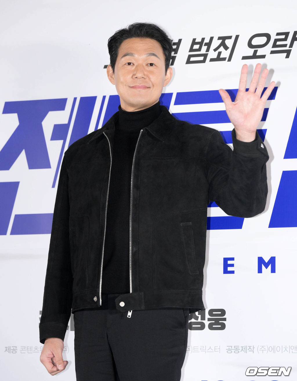 21일 오후 서울 강남구 메가박스 코엑스에서 영화 ‘젠틀맨(감독 김경원)’ 언론시사회가 열렸다. ‘젠틀맨’은 성공률 100% 흥신소 사장 지현수(주지훈)가 실종된 의뢰인을 찾기 위해 검사 행세를 하며 불법, 합법 따지지 않고 나쁜 놈들을 쫓는 범죄 오락 영화. 오는 28일 극장 개봉 예정이다. 배우 박성웅이 포즈를 취하고 있다. 2022.12.21 /cej@osen.co.kr