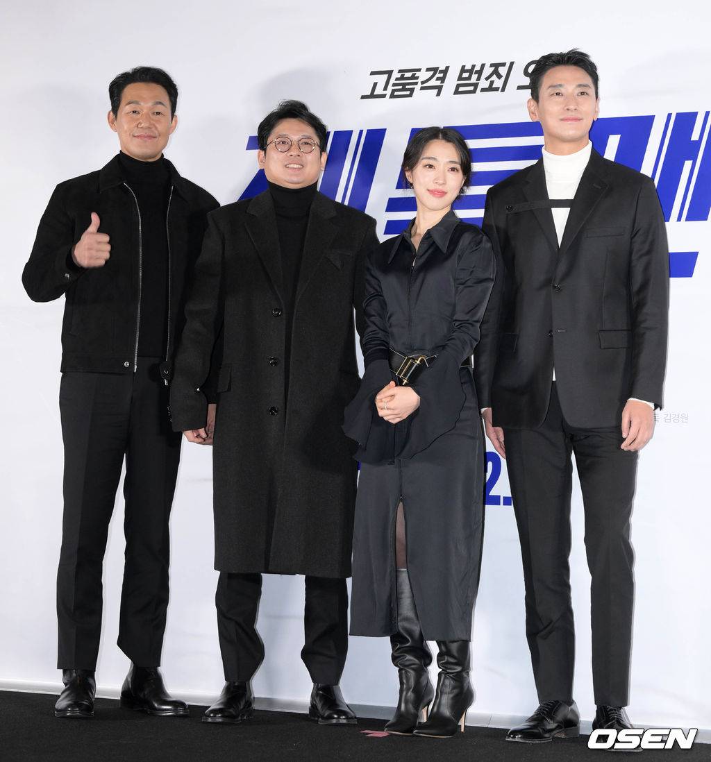 21일 오후 서울 강남구 메가박스 코엑스에서 영화 ‘젠틀맨(감독 김경원)’ 언론시사회가 열렸다.‘젠틀맨’은 성공률 100% 흥신소 사장 지현수(주지훈)가 실종된 의뢰인을 찾기 위해 검사 행세를 하며 불법, 합법 따지지 않고 나쁜 놈들을 쫓는 범죄 오락 영화. 오는 28일 극장 개봉 예정이다.배우 박성웅, 감독 감경원, 최성은, 주지훈이 포즈를 취하고 있다. 2022.12.21 /cej@osen.co.kr