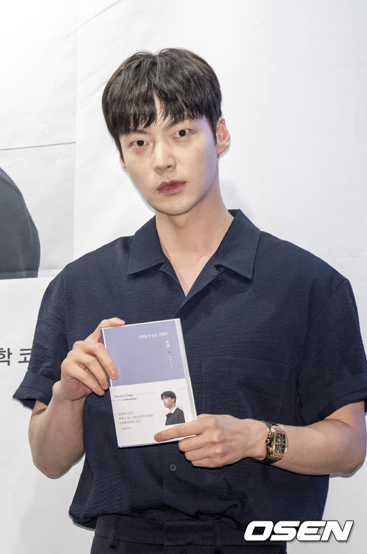 배우 안재현이 18일 오후 서울 합정동 교보문고에서 첫 번째 포토에세이 ‘기억할수 있는 것들의 목록’ 팬사인회를 가졌다.배우 안재현이 팬사인회를 앞두고 포즈를 취하고 있다. 2022.06.18 / dreamer@osen.co.kr