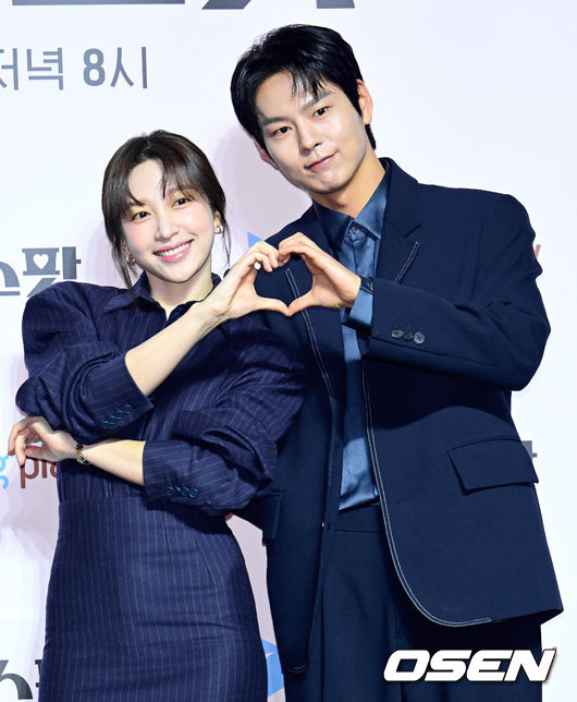 22일 오후 서울 강남구 조선 팰리스 서울 강남 더 그레이트 홀에서 쿠팡플레이 시리즈 ‘판타G스팟(판타지스팟)’ 제작발표회가 열렸다.배우 안희연, 박선호가 취재진을 향해 포즈를 취하고 있다. 2022.12.22 /ksl0919@osen.co.kr