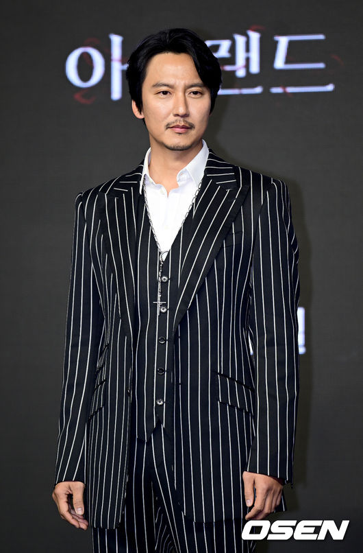 22일 오후 서울 영등포구 콘래드호텔에서 티빙 오리지널 시리즈 ‘아일랜드’ 제작발표회가 열렸다.배우 김남길이 취재진을 향해 포즈를 취하고 있다. 2022.12.22 /ksl0919@osen.co.kr