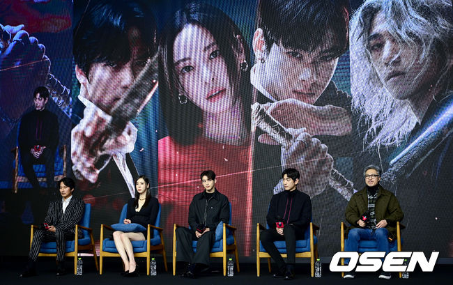 22일 오후 서울 영등포구 콘래드호텔에서 티빙 오리지널 시리즈 ‘아일랜드’ 제작발표회가 열렸다.배우 성준, 김남길, 이다희, 차은우가, 배종 감독이 행사에 참여하고 있다. 2022.12.22 /ksl0919@osen.co.kr