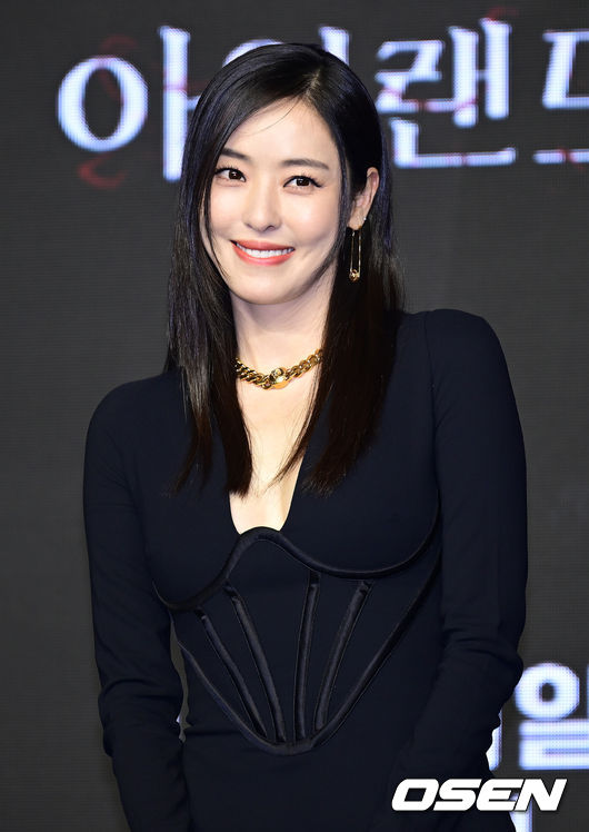 22일 오후 서울 영등포구 콘래드호텔에서 티빙 오리지널 시리즈 ‘아일랜드’ 제작발표회가 열렸다.배우 이다희가 취재진을 향해 포즈를 취하고 있다. 2022.12.22 /ksl0919@osen.co.kr