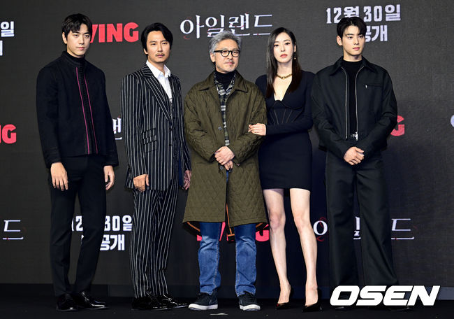 22일 오후 서울 영등포구 콘래드호텔에서 티빙 오리지널 시리즈 ‘아일랜드’ 제작발표회가 열렸다.배우 성준, 김남길, 배종 감독, 이다희, 차은우가 취재진을 향해 포즈를 취하고 있다. 2022.12.22 /ksl0919@osen.co.kr