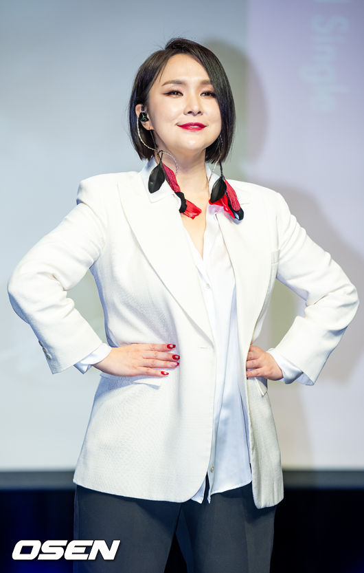 22일 오후 서울 강남구 일지아트홀에서 빅마마 이지영 디지털 싱글 앨범 ‘Queen' 발매 쇼케이스가 열렸다. <br /><br />가수 이지영이 무대 위에서 포즈를 취하고 있다. 2022.12.22 /rumi@osen.co.kr