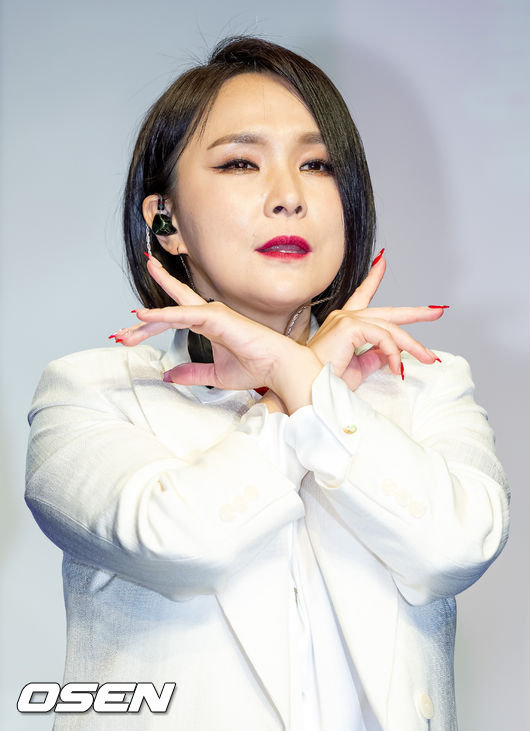 22일 오후 서울 강남구 일지아트홀에서 빅마마 이지영 디지털 싱글 앨범 ‘Queen' 발매 쇼케이스가 열렸다. <br /><br />가수 이지영이 무대 위에서 포즈를 취하고 있다. 2022.12.22 /rumi@osen.co.kr
