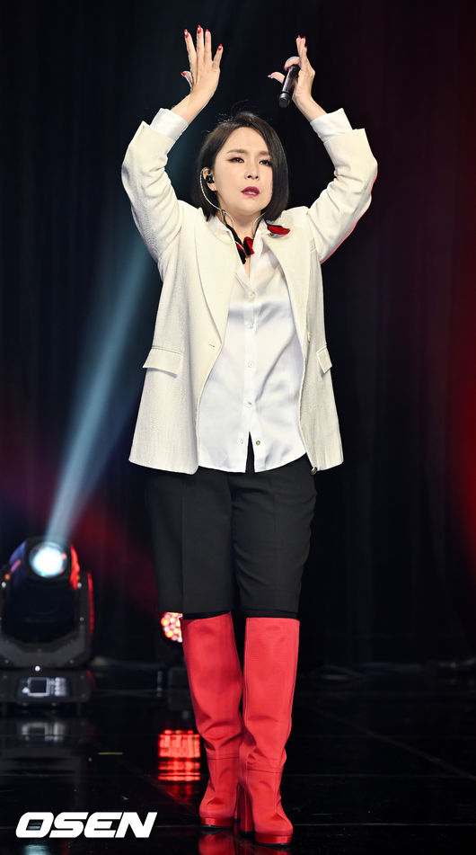 22일 오후 서울 강남구 일지아트홀에서 빅마마 이지영 디지털 싱글 앨범 ‘Queen' 발매 쇼케이스가 열렸다. <br /><br />가수 이지영이 무대 위에서 열창을 하고 있다. 2022.12.22 /rumi@osen.co.kr