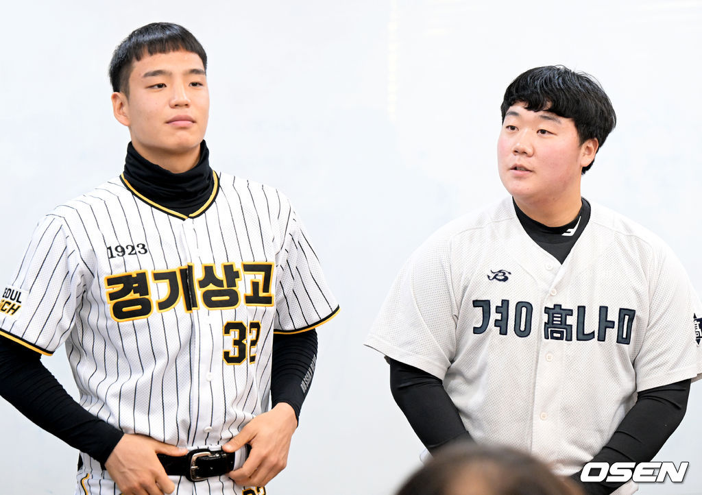 22일 오후 서울 도곡동 KBO 회관에서 제6회 이만수 포수상 및 홈런상 시상식이 열렸다.올해로 6회째를 맞는 이만수 포수상 및 홈런상은 매년 고교 포수들 중 최고 선수와 가장 많은 홈런을 기록한 선수를 뽑아 시상한다.포수상을 수상한 경기상업고등학교 엄형찬, 홈런상을 수상한 경남고등학교 김범석이 인사를 하고 있다. 2022.12.22 /jpnews@osen.co.kr