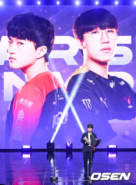 22일 오후 광명시 AK플라자 내 IVEX 스튜디오에서 2022 LCK 어워드가 진행됐다.  레률러 시즌 MVP상을 수상한 케리아 류민석과 룰러 박재혁(불참)이 수상 소감을 말하고 있다. 2022.12.22 / soul1014@osen.co.kr