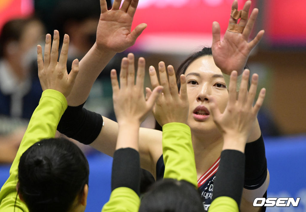 22일 오후 수원시 장안구 수원실내체육관에서 '도드람 2022-23시즌 V-리그' 여자부 현대건설과 한국도로공사의 경기가 열렸다.3세트 현대건설 양효진이 동료선수들과 하이파이브를 하고 있다. 2022.12.22 /jpnews@osen.co.kr