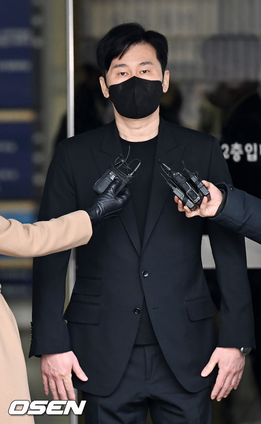 양현석 전 YG대표가 법원에서 걸어나오며 인터뷰를 하고 있다.  2022.12.22 /rumi@osen.co.kr