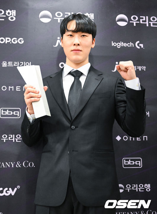 22일 오후 경기도 광명시 AK플라자 내 IVEX 스튜디오에서 2022 LCK 어워드가 진행됐다.올해의 선수상을 수상한 제카 김건우가 인터뷰 뒤 포즈를 취하고 있다. 2022.12.22 / soul1014@osen.co.kr