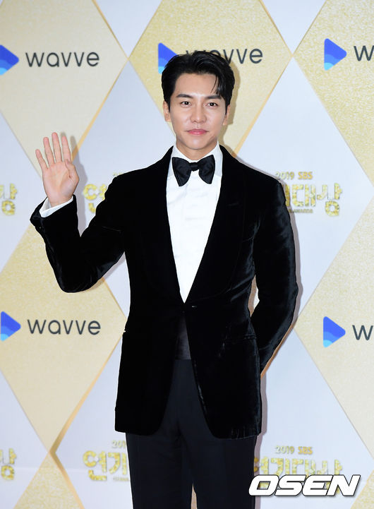 31일 오후 서울 상암동 SBS 프리즘타워에서 2019 SBS 연기대상 레드카펫 행사가 열렸다.<br /><br />배우 이승기가 참석해 포즈를 취하고 있다. /jpnews@osen.co.kr