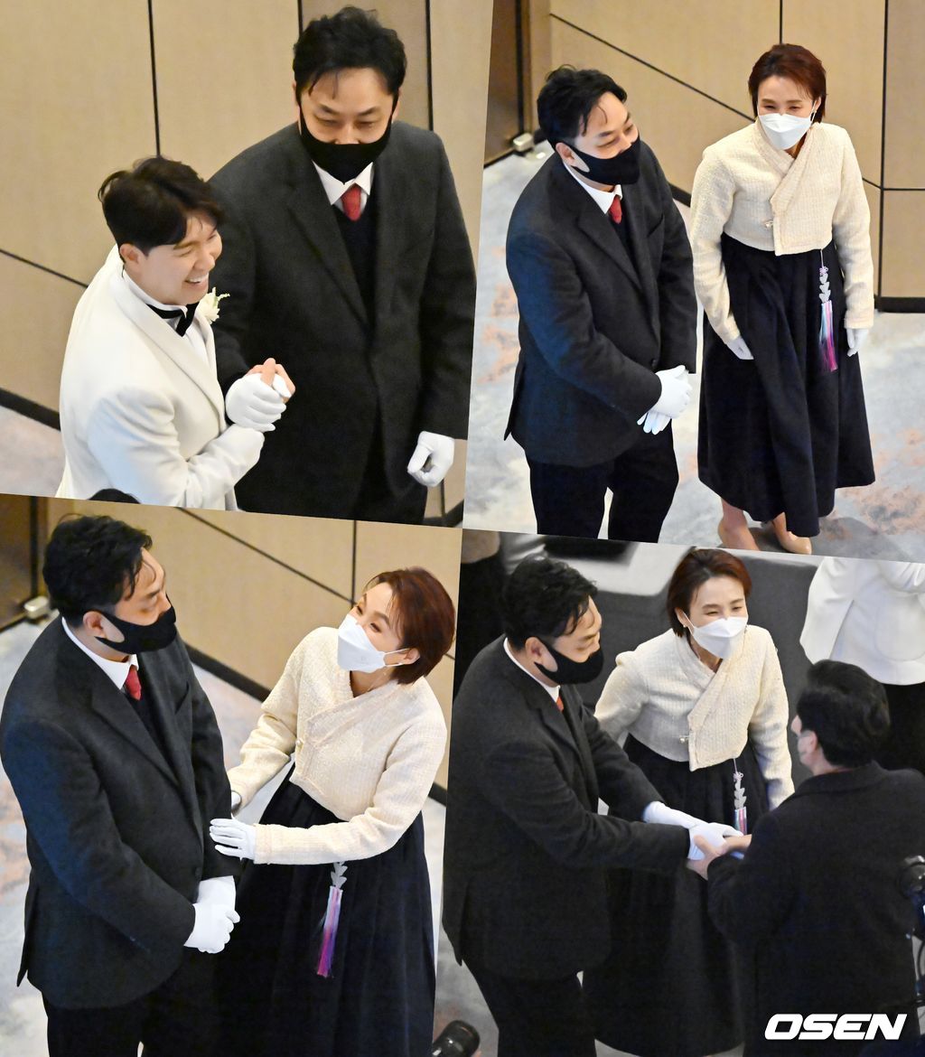 23일 오후 서울 영등포구 페어몬트 앰버서더 서울에서 방송인 박수홍이 23세 연하의 아내와 백년가약을 맺었다.김수용과 박경림이 박수홍 결혼식 혼주역할을 하고 있다. 2022.12.23 / rumi@osen.co.kr